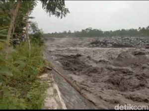 Banjir Lahar Semeru Terjang Sejumlah Aliran Sungai, Warga Diimbau Waspada Banjir Lahar Semeru Terjang Sejumlah Aliran Sungai, Warga Diimbau Waspada