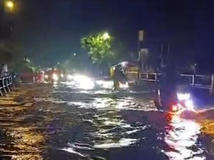 Jembatan Buk Wedi Terendam, Lalin Pantura Kota Pasuruan Lumpuh Jembatan Buk Wedi Terendam, Lalin Pantura Kota Pasuruan Lumpuh