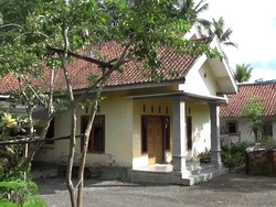 Warga Bersih-bersih Usai Sungai Kakap Meluap Banjiri Rumah di Lumajang