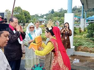 Video: Chairul Tanjung Pulang Kampung ke Sibolga, Ziarah dan Bagikan Zakat Video: Chairul Tanjung Pulang Kampung ke Sibolga, Ziarah dan Bagikan Zakat