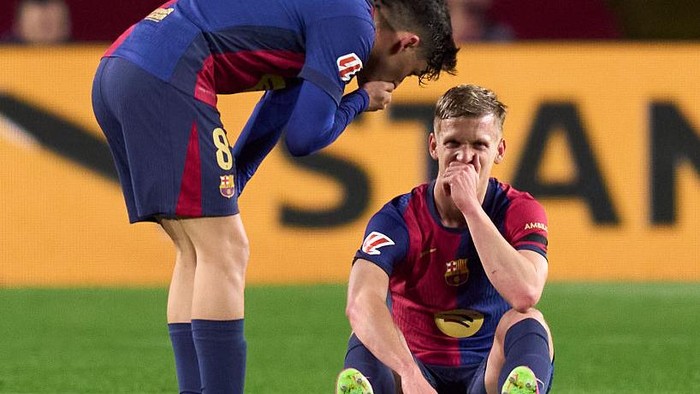 BARCELONA, SPAIN - MARCH 27: Dani Olmo of FC Barcelona injury, speaks with Pedro Gonzalez Pedri of FC Barcelona during the LaLiga EA Sports match between FC Barcelona and CA Osasuna at Estadi Olimpic Lluis Companys on March 27, 2025 in Barcelona, Spain. (Photo by Pedro Salado/Getty Images)