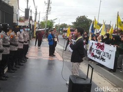 Demo Mahasiswa Tolak UU TNI, Warnai Arus Mudik Lebaran di Pantura Brebes
