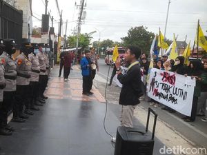 Demo Mahasiswa Tolak UU TNI, Warnai Arus Mudik Lebaran di Pantura Brebes Demo Mahasiswa Tolak UU TNI, Warnai Arus Mudik Lebaran di Pantura Brebes