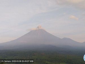 Gunung Semeru Erupsi 3 Kali Pagi Ini, Letusan Capai 400 Meter