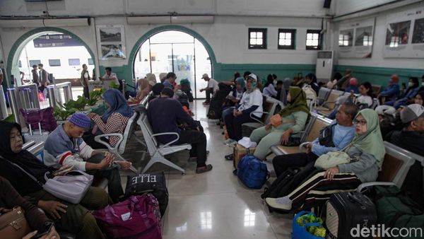 H-3 Lebaran, Pemudik Padati Stasiun Pasar Senen