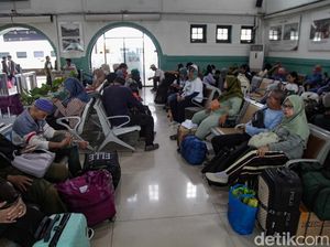 H-3 Lebaran, Pemudik Padati Stasiun Pasar Senen