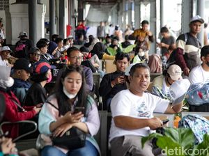Video: Keramaian Stasiun Pasar Senen pada H-1 Lebaran