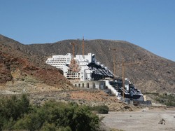 Mangkrak! Hotel Hantu Ini Tak Tersentuh Hampir 20 Tahun, Bakal Dirobohkan