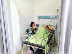 Seorang Ibu Melahirkan di Trotoar Jalan Ponorogo, Begini Cerita Suaminya