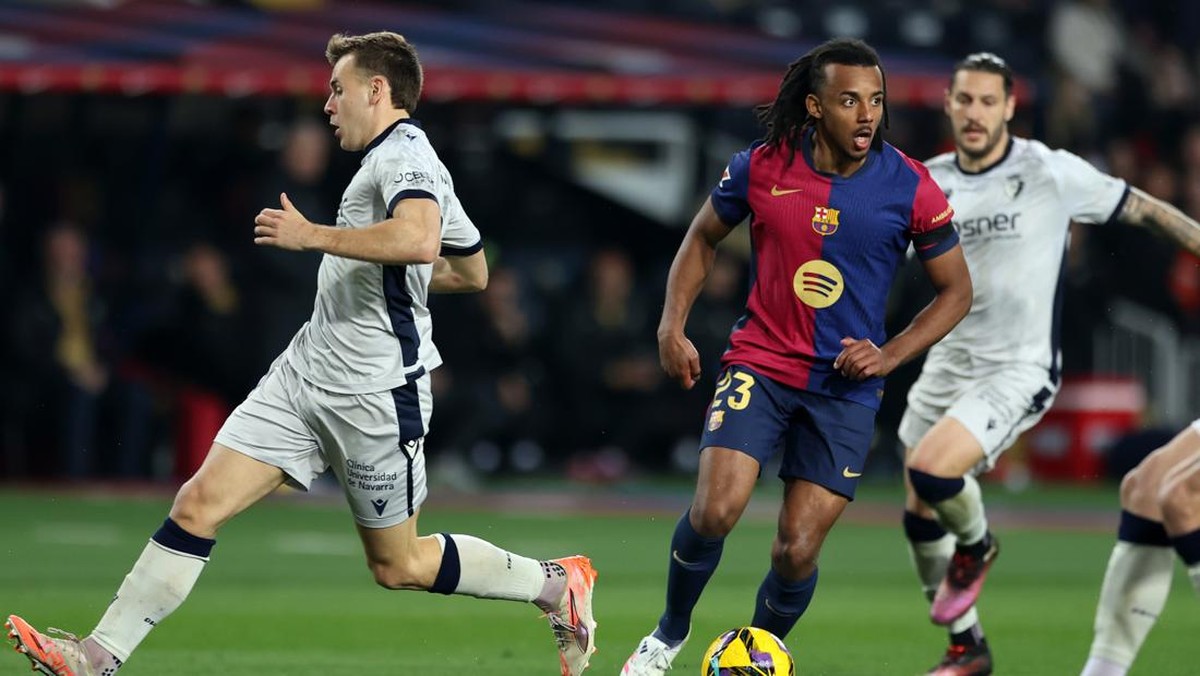 Jules Kounde saat membela Barcelona menghadapi Osasuna. (Foto: Getty Images/Soccrates Images)