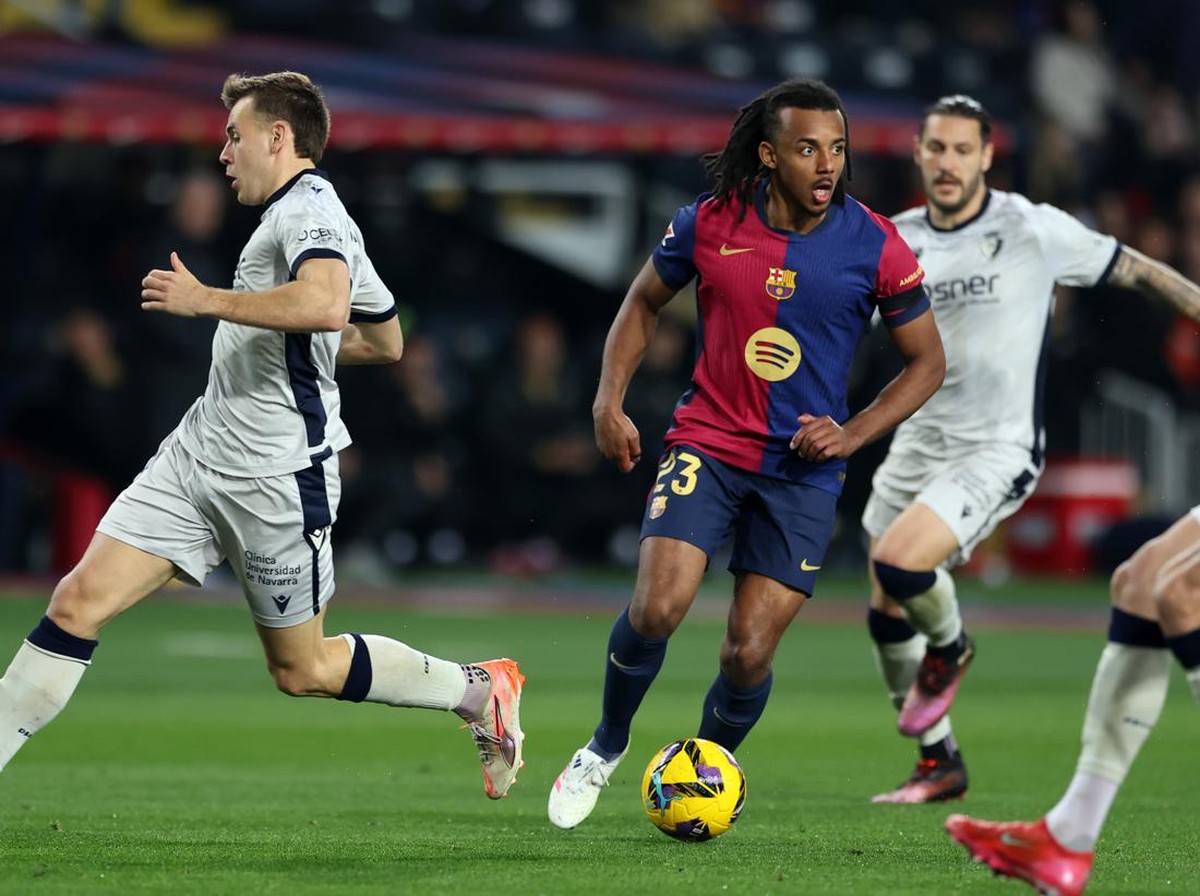Jules Kounde menegaskan mau berkorban demi Lamine Yamal lebih produktif. (Foto: Getty Images/Soccrates Images)