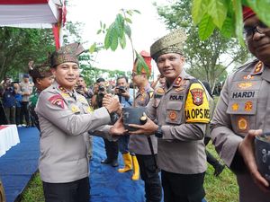 Tradisi Unik Polda Riau Beri Kado Pohon untuk Anggota yang Ultah Tradisi Unik Polda Riau Beri Kado Pohon untuk Anggota yang Ultah