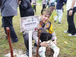 Kapolda Riau Mulai Gerakan Tanam Pohon: Menanam Tunas, Menjaga Masa Depan