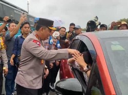 Senangnya Pemudik Disapa Kapolri, Foto Bareng hingga Dapat Bingkisan
