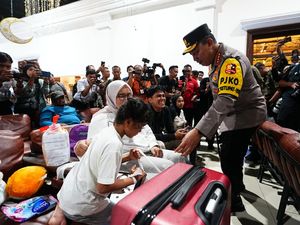 Kapolri Sapa dan Bagikan Bingkisan ke Pemudik di Stasiun Tugu Yogyakarta