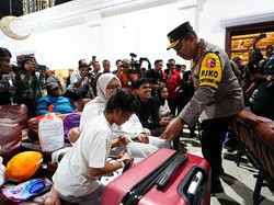 Kapolri Sapa dan Bagikan Bingkisan ke Pemudik di Stasiun Tugu Yogyakarta