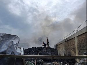 Kebakaran Pabrik Plastik di Tangerang Akhirnya Padam, 2 Gudang Hangus Kebakaran Pabrik Plastik di Tangerang Akhirnya Padam, 2 Gudang Hangus