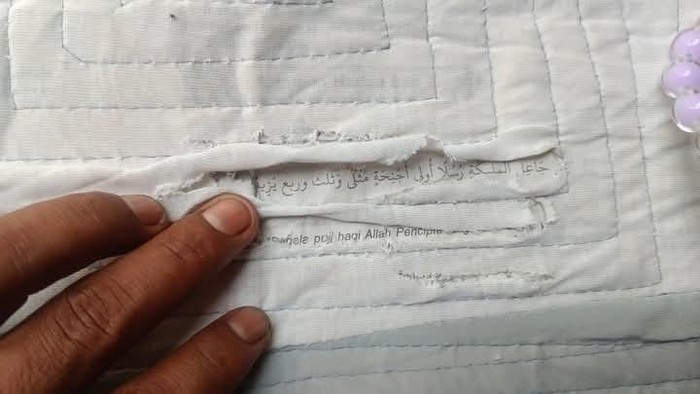 Keset kaki bertuliskan penggalan ayat Al-Quran dijual di Bolsel, Sulut. Dokumen Istimewa