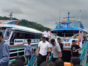 Gubsu Bobby Tinjau Penyeberangan di Danau Toba, Ada Kapal Tak Berizin Lengkap