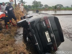 Hampir Sampai Rumah, Innova Pemudik dari Kebumen Masuk Sawah Juwiring Klaten