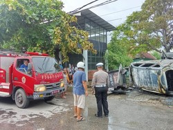 Mobil Tabrak Kios Bensin di Kupang, Ludes Terbakar