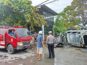 Mobil Tabrak Kios Bensin di Kupang, Ludes Terbakar Mobil Tabrak Kios Bensin di Kupang, Ludes Terbakar