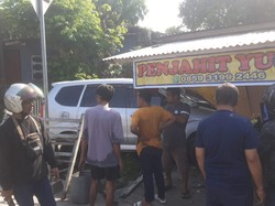 Pria di Palu Tewas Ditabrak Mobil Saat Duduk di Atas Motor Tunggu Paket