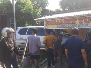 Pria di Palu Tewas Ditabrak Mobil Saat Duduk di Atas Motor Tunggu Paket Pria di Palu Tewas Ditabrak Mobil Saat Duduk di Atas Motor Tunggu Paket