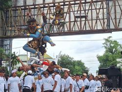 Pemkot Mataram Kerahkan 325 Petugas Atasi Sampah Ogoh-Ogoh hingga Idul Fitri