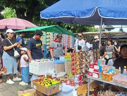 Pedagang Minuman Raup Jutaan Rupiah Saat Pawai Ogoh-ogoh di Mataram