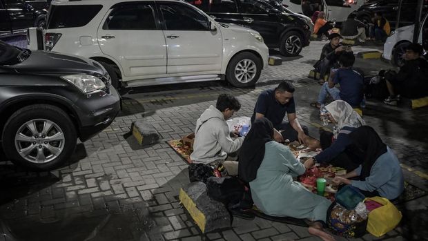 Pemudik menyantap makanan saat waktu sahur di rest area KM 57 Tol Jakarta-Cikampek, Karawang, Jawa Barat, Jumat (28/3/2025). Sejumlah pemudik memilih menghabiskan waktu sahur di rest area sekaligus berisitirahat sebelum melanjutkan perjalanan ke tujuan. ANTARA FOTO/Fauzan