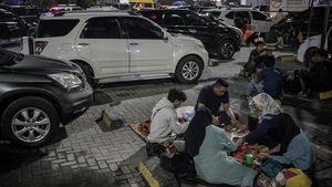 Momen Pemudik Sahur di Rest Area Tol Saat Mudik Lebaran