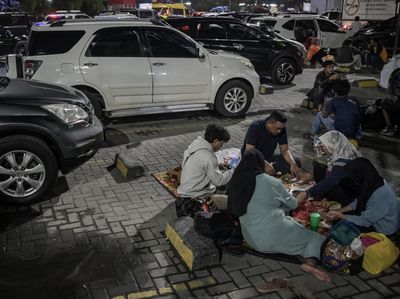 Momen Pemudik Sahur di Rest Area Tol Saat Mudik Lebaran