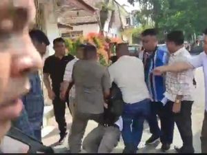 Anggota DPRD Pematangsiantar Pukul Mahasiswa saat Diamankan Satpol PP Anggota DPRD Pematangsiantar Pukul Mahasiswa saat Diamankan Satpol PP