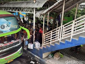 Pemudik Mulai Padati Terminal Purabaya