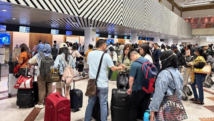 Penumpang di Bandara Juanda Penumpang di Bandara Juanda