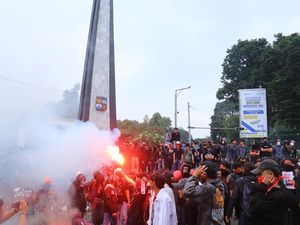 Polresta Bogor Kota Bubarkan Demo Anarkis, Polisi hingga Pedagang Jadi Korban Polresta Bogor Kota Bubarkan Demo Anarkis, Polisi hingga Pedagang Jadi Korban