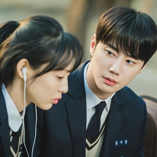 Potret Jeon So Nee dan Lee Jun Young dalam drama 'Melo Movie'