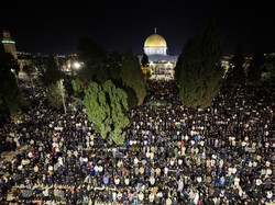 Warga Palestina Iktikaf di Masjid Al Aqsa