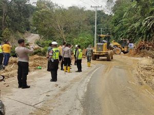 Jalan Lintas Tarutung-Tapsel Tertutup Longsor, Lalu Lintas Terputus Total Jalan Lintas Tarutung-Tapsel Tertutup Longsor, Lalu Lintas Terputus Total