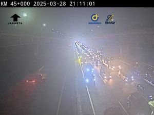 Puncak Arus Mudik: Sejumlah Titik Tol Cikampek Padat, Rest Area Buka-Tutup