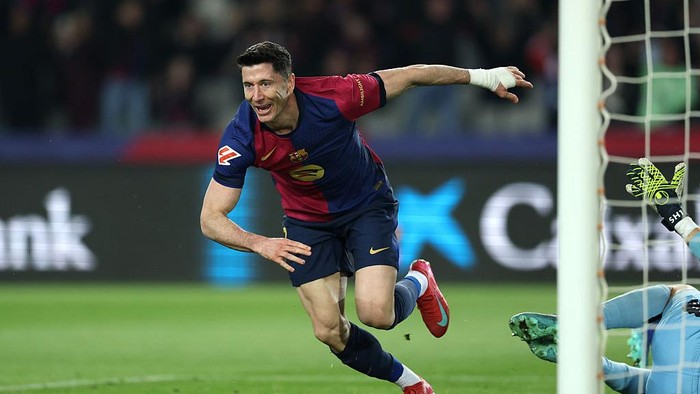 BARCELONA, SPAIN - MARCH 27: Robert Lewandowski of FC Barcelona celebrates scoring his teams third goal during the La Liga EA Sports match between FC Barcelona and CA Osasuna at Estadi Olimpic Lluis Companys on March 27, 2025 in Barcelona, Spain.  (Photo by Clive Brunskill/Getty Images)