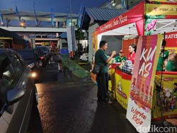 Pemudik Dapat Takjil dan Jamu Gratis dari Orang Tua di Pelabuhan Gilimanuk