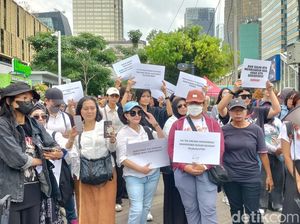 Emak-emak Demo Tolak Revisi UU TNI di Simpang Sarinah Emak-emak Demo Tolak Revisi UU TNI di Simpang Sarinah