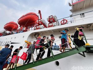 Ribuan Warga Madura di Banyuwangi Mudik ke Sapeken dengan Kapal Laut Ribuan Warga Madura di Banyuwangi Mudik ke Sapeken dengan Kapal Laut