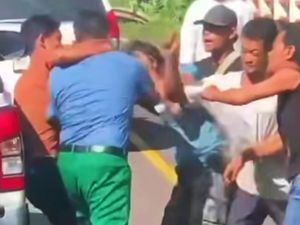 Sopir Bus Dikeroyok di Muara Enim gegara Senggolan Kendaraan Sopir Bus Dikeroyok di Muara Enim gegara Senggolan Kendaraan