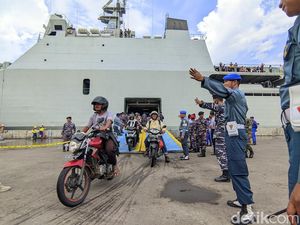 Pemudik Gratis Naik Kapal Perang Tiba di Semarang