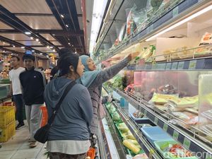 Warga Serbu Supermarket Jelang Nyepi di Bali Warga Serbu Supermarket Jelang Nyepi di Bali