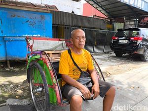 Kayuhan Becak Subandi yang Antarkan Anak Raih Sarjana