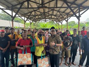 15 Ribu Bingkisan Lebaran Dibagikan ke Warga Gresik dan Lamongan 15 Ribu Bingkisan Lebaran Dibagikan ke Warga Gresik dan Lamongan